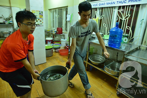 Tổng khoảng 200 người cùng tham gia giúp đỡ trong mùa thi này. Ai ai cũng đều chú tâm để hoàn thành những công đoạn đầu tiên trong đêm trước ngày thi đầu tiên.